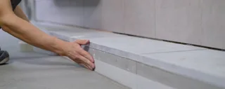 Lepení obkladu na obklad, nebo kompletní výměna?