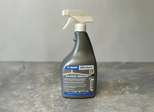 Vyhlazovací prostředek Mapei UltraCare Smooth Silicone pro PU tmely.