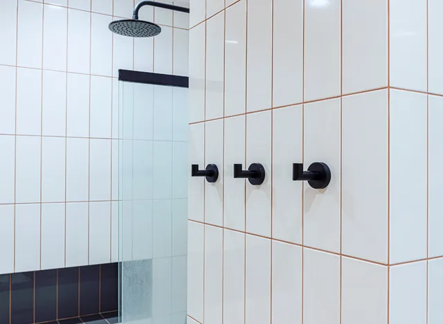 Detail koupelny s barevnými spárami