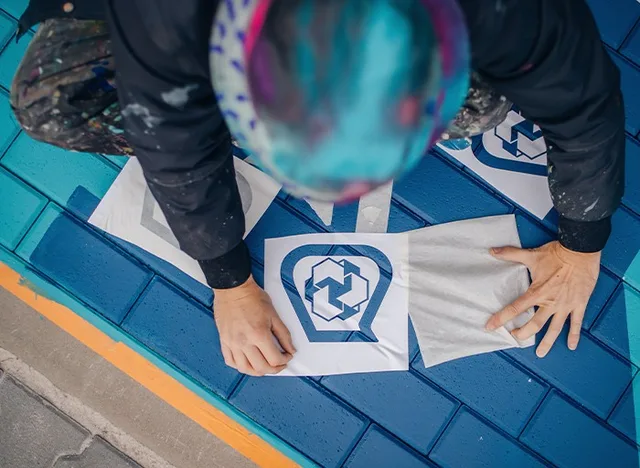 Malba detailního motivu na chodník s použitím nátěru Mapecoat TNS Extreme SF.
