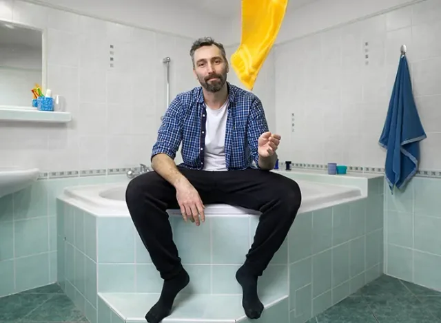 Pán vsadil na kvalitní materiály a úklid v koupelně mu jde od ruky