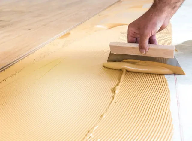 S uhlazením lepidla vám pomůže roztírací stěrka.