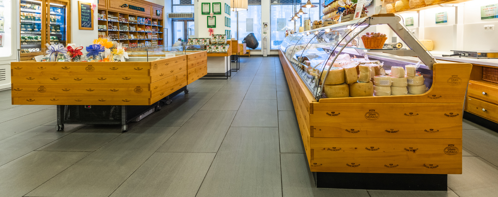 Reference: Nová velkoformátová podlaha zdobí prodejnu La Formaggeria v Olomouci
