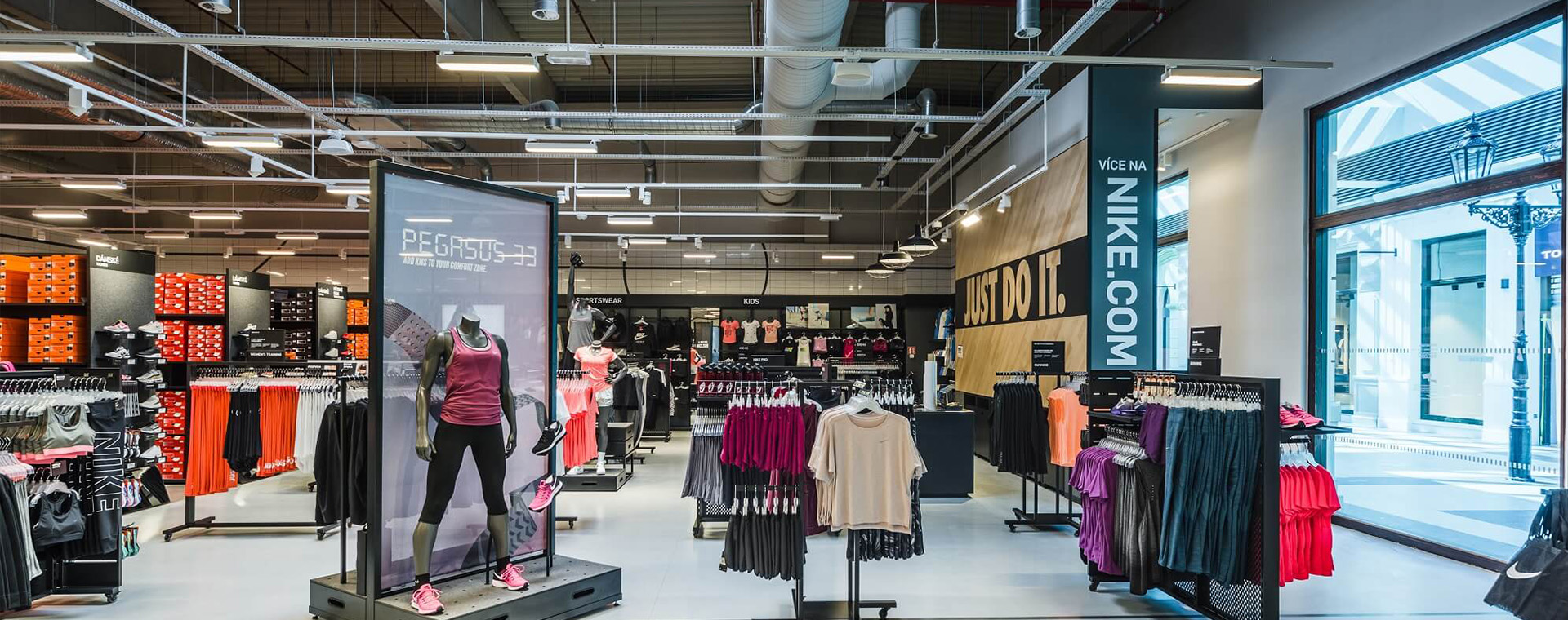 Reference: Prodejna Nike v outletovém centru