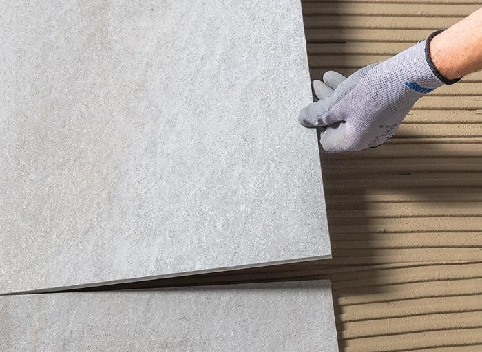 Precizní ukládání dlaždic na nanesené lepidlo.