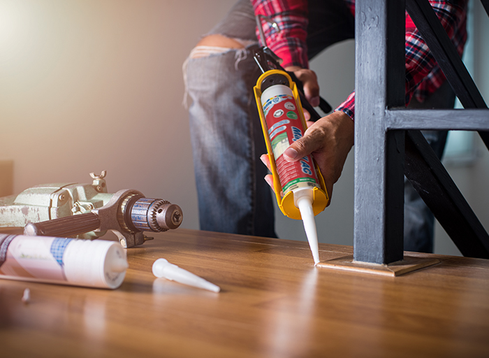 Řemeslník nanáší tmel