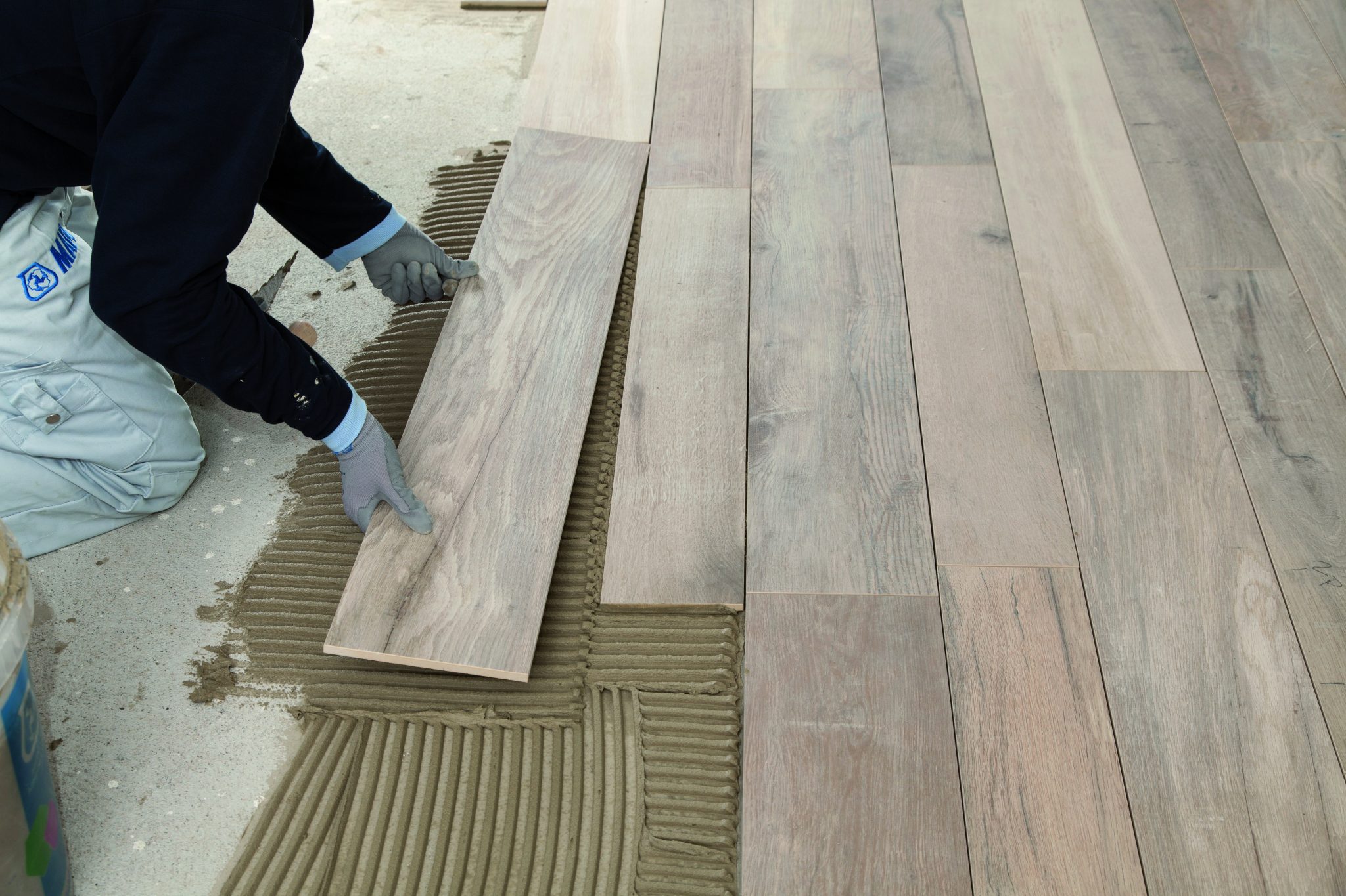 Lepení cementovým lepidlem na podklad.