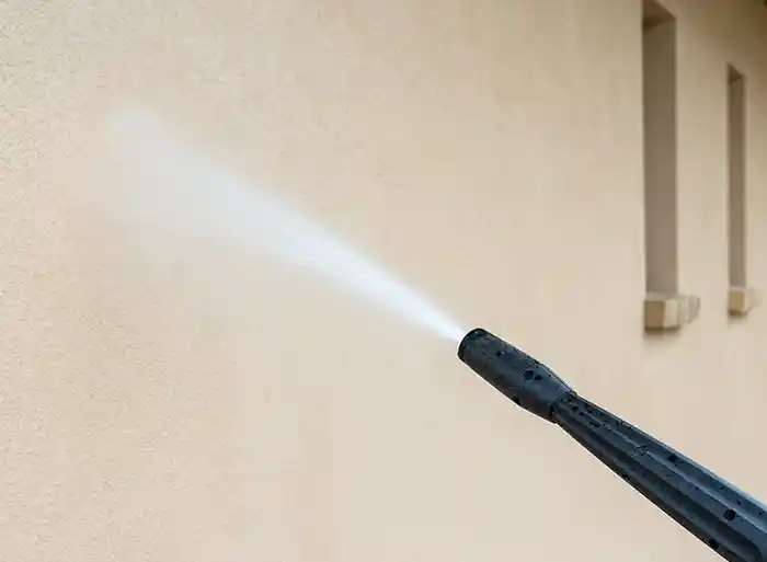 Stěnu pořádně očistěte vodou a přostředkem na fasády.