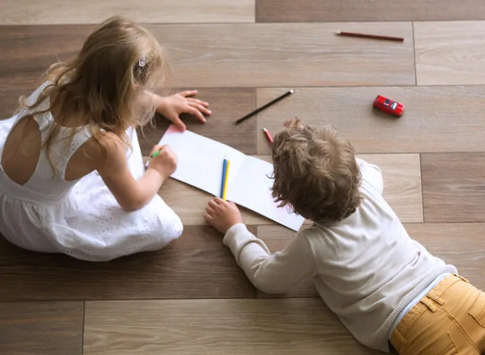 děti si hrají na čisté podlaze