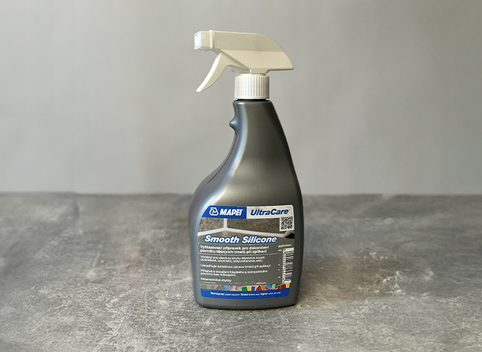 Vyhlazovací prostředek Mapei UltraCare Smooth Silicone pro PU tmely.
